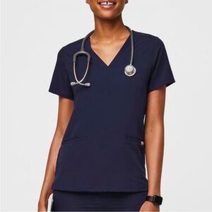 FIGS Casma Three-Pocket Scrub Top in Navy Blue. Women’s Size Large.